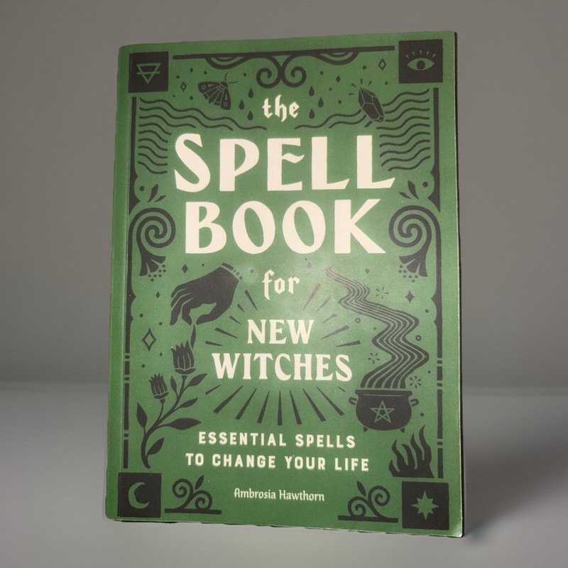 The Spell Book for New Witches: Essential Spells to Change Your Life (2020, PB)