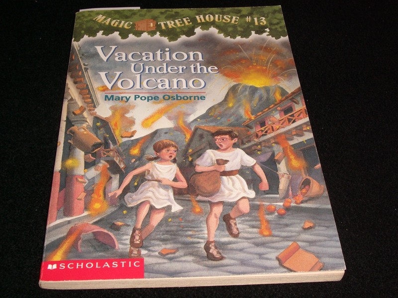 VACATION UNDER THE VOLCAN #13°MARY POPE OSBORNE 1st PRINT,02 /1999° SCHOLASTIC