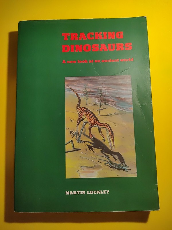 Tracking Dinosaurs: A New Look at an Ancient World by Lockley, Martin Paperback