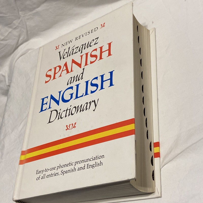 (NEW CENTURY) NEW REVISED SPANISH AND ENGLISH DICTIONARY 1974 gallery
