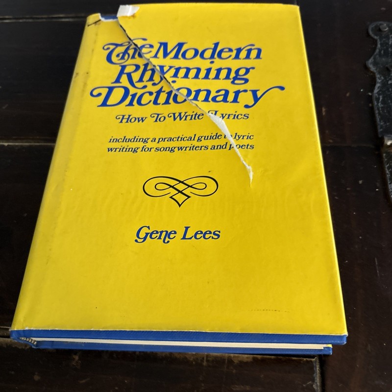 The modern rhyming dictionary: How to write lyrics : including a practical g…