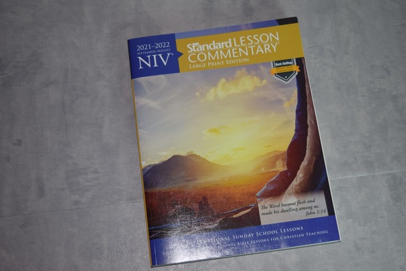 NIV® Standard Lesson Commentary® Large Print Edition 2021-2022 Volume 28