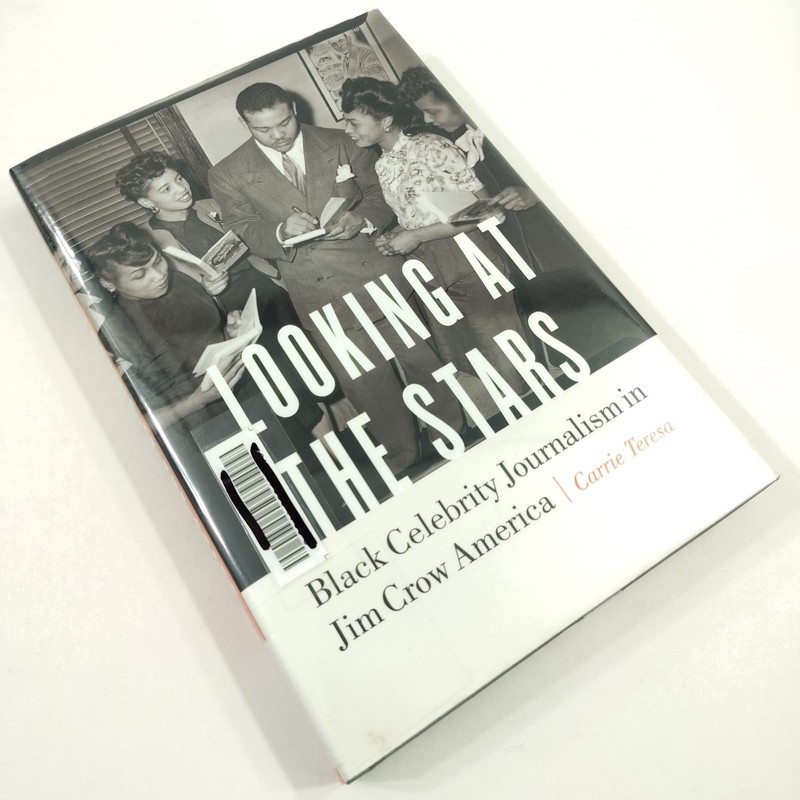 Looking at the Stars [VG+] Black Celebrity Journalism in Jim Crow Carrie Teresa