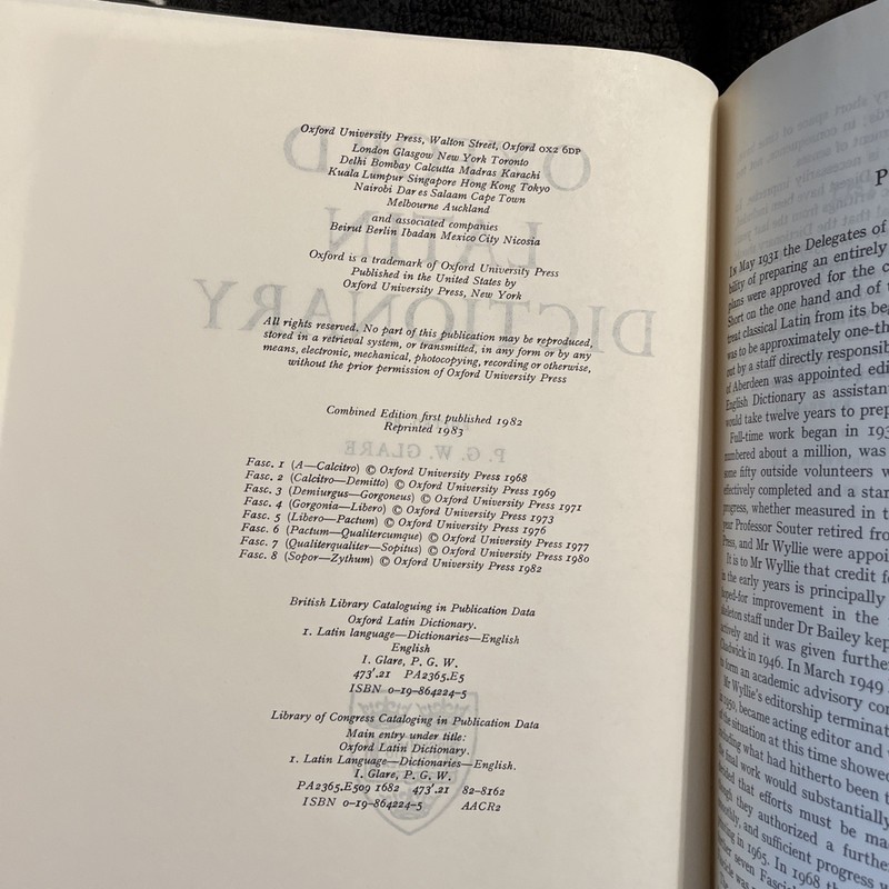 OXFORD LATIN DICTIONARY by P. G . W. Glare Oxford Press 1983 gallery