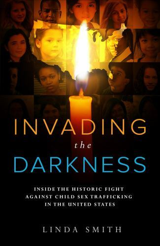 Invading the Darkness: Inside the Historic F- 0989645150, Linda Smith, paperback