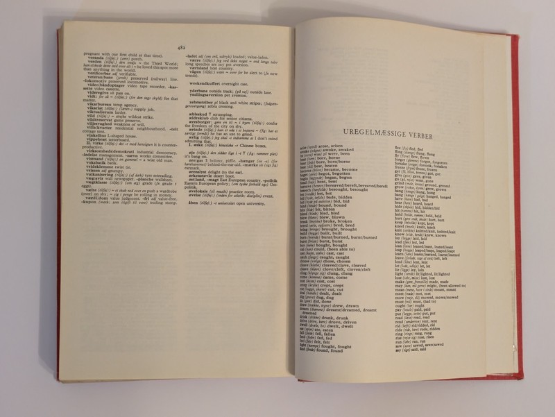 Danish-English dictionary: Dansk-Engelsk Gyldendals Rode Ordboger 1977 Hardback gallery