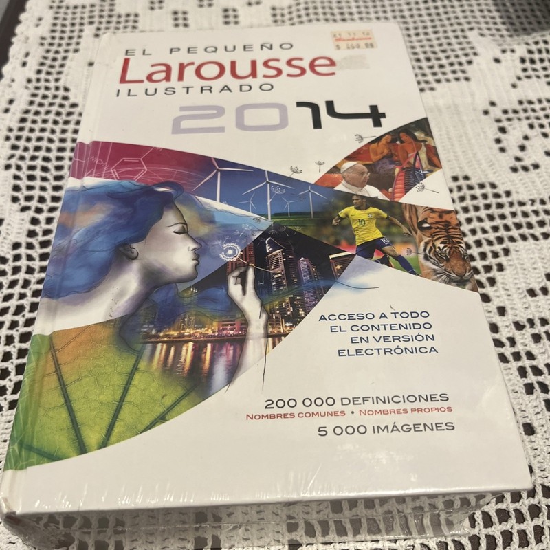 El Pequeno Larousse Ilustrado 2014 (Spanish Edition) Hard Cover - Sealed- gallery