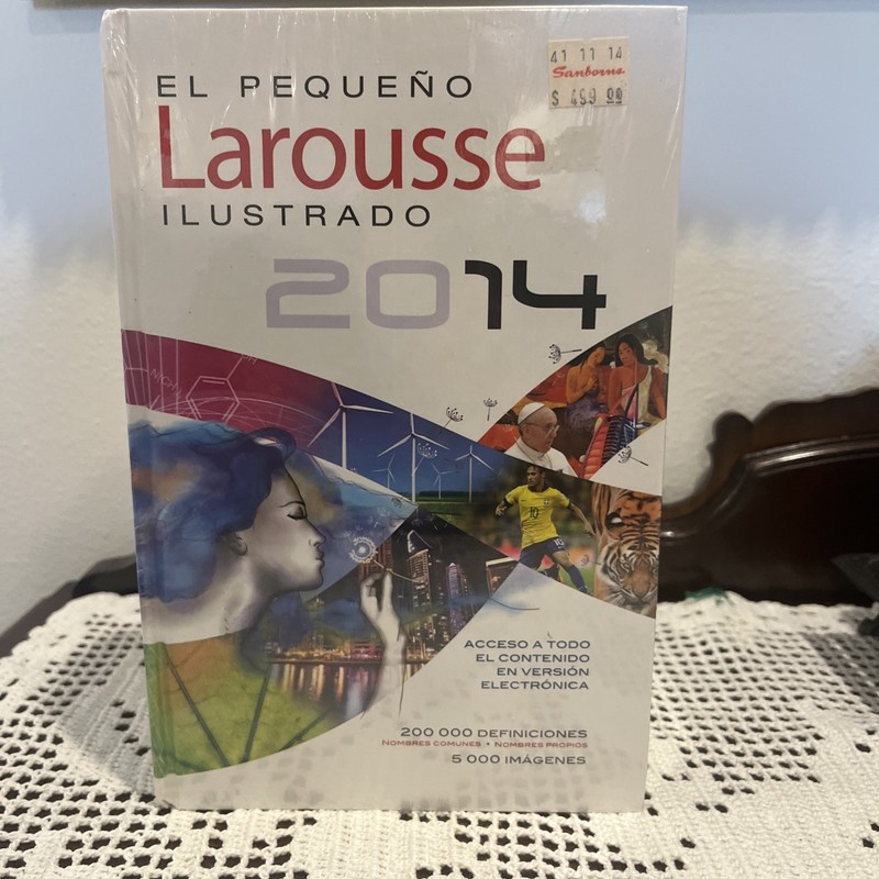 El Pequeno Larousse Ilustrado 2014 (Spanish Edition) Hard Cover - Sealed-