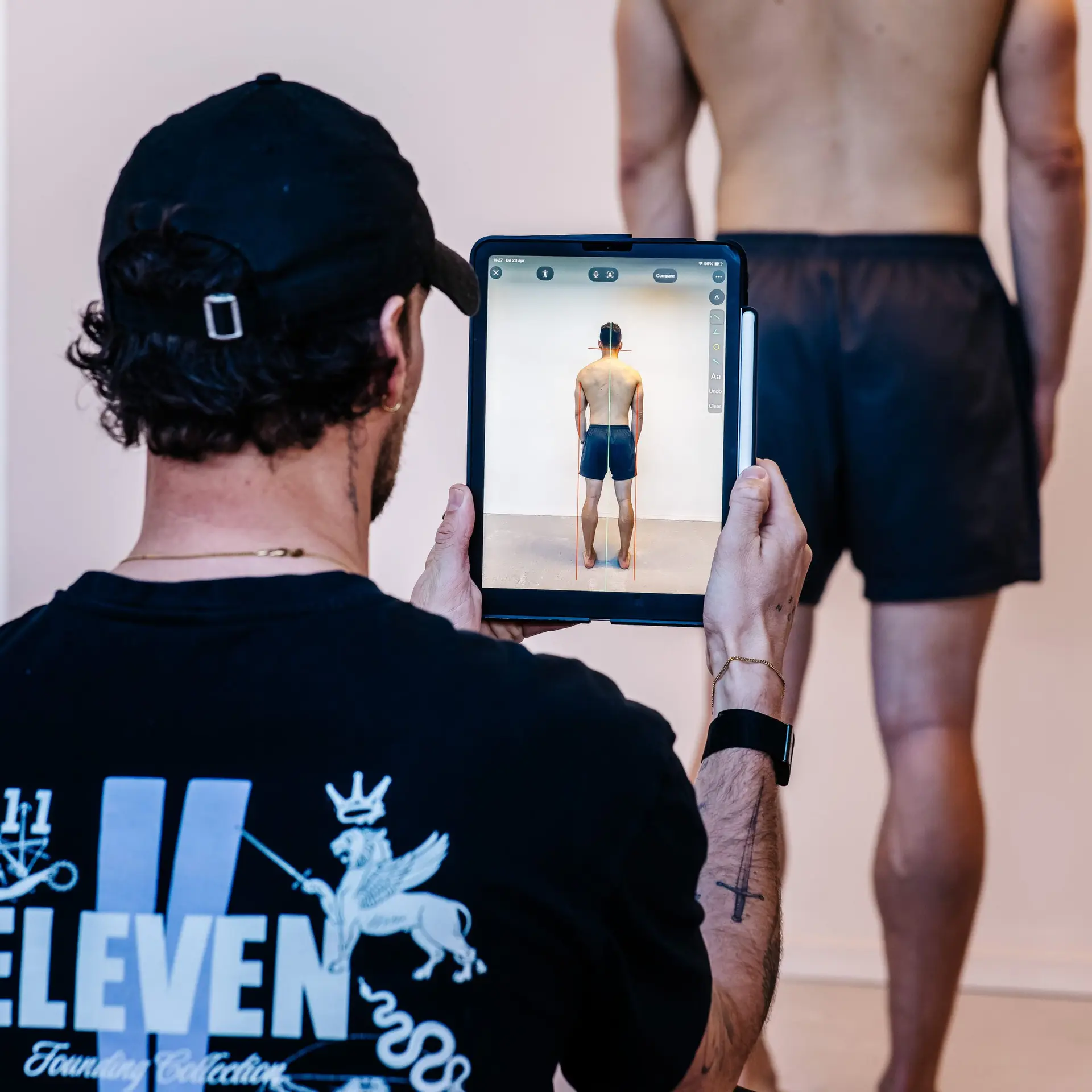 Therapeut filmt een bewegingsanalyse met een tablet