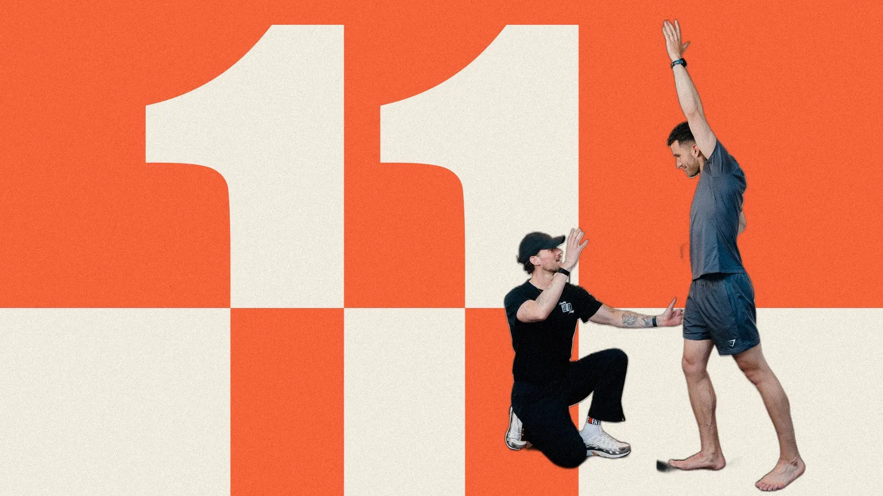 ELEVEN PERFORMANCE van Mitch Schaefers: een therapeut knielt naast een sporter die een arm omhoog strekt, voor een groot cijfer 11