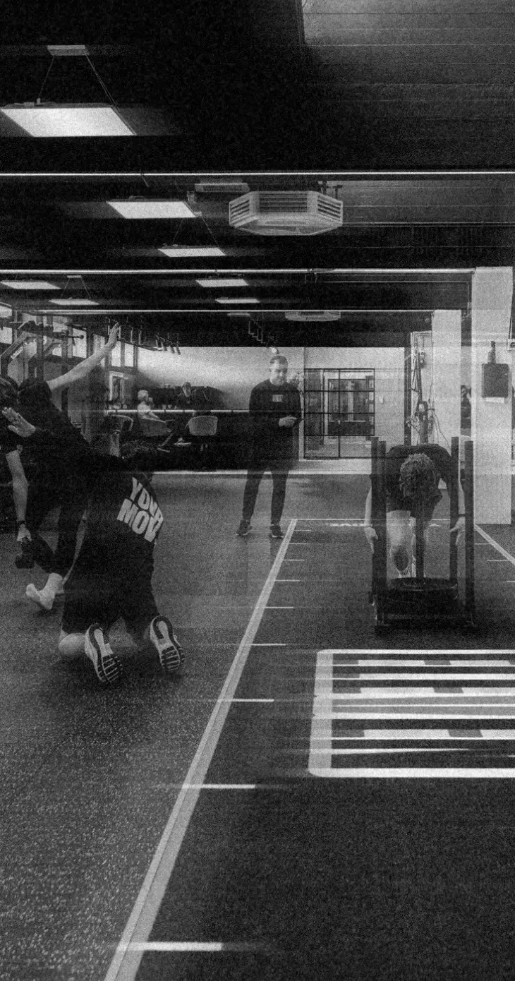 Sporters trainen op de vloer bij ELEVEN
