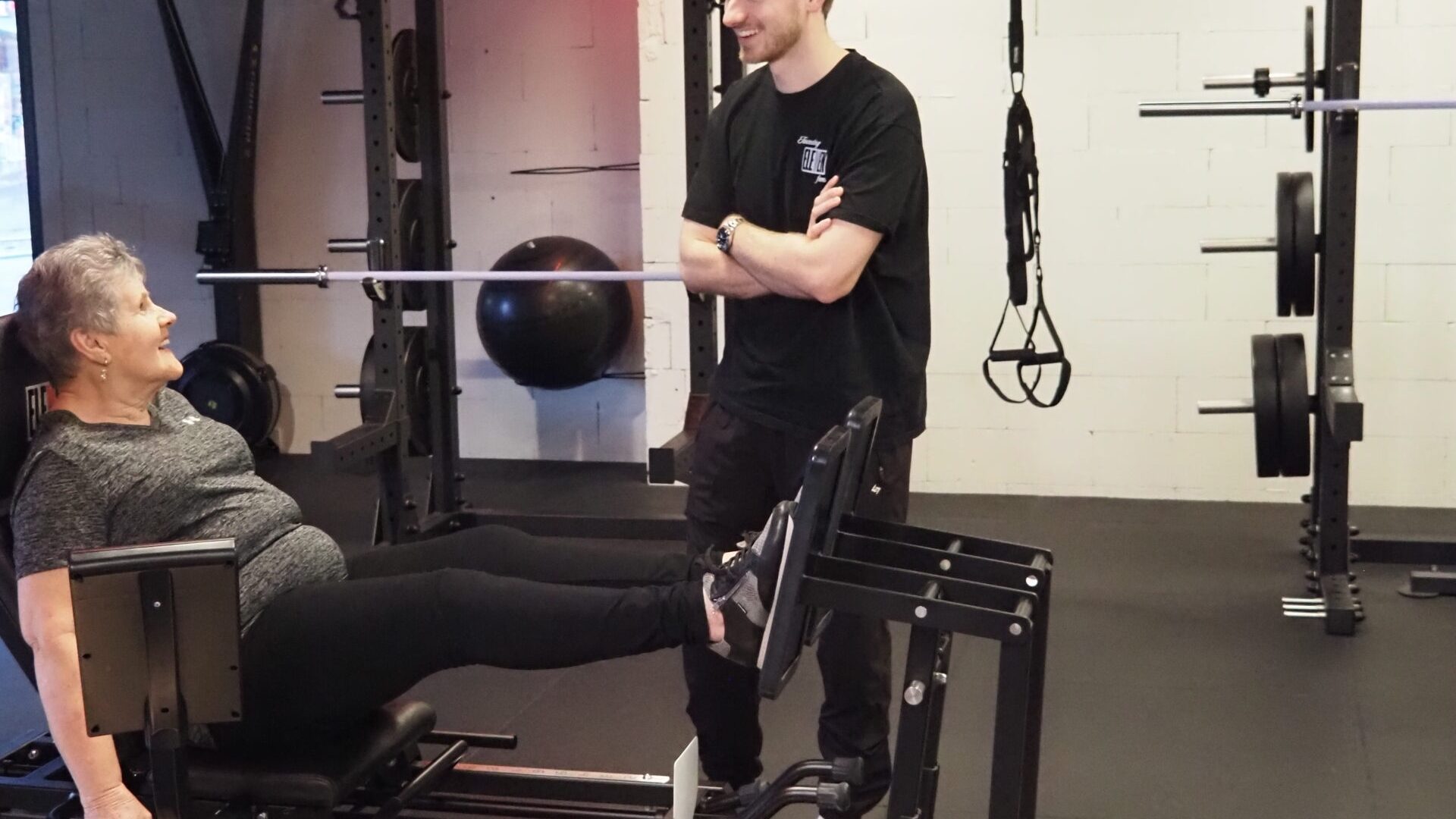 Fysiotherapeut begeleidt een patiënt bij krachttraining voor artrose