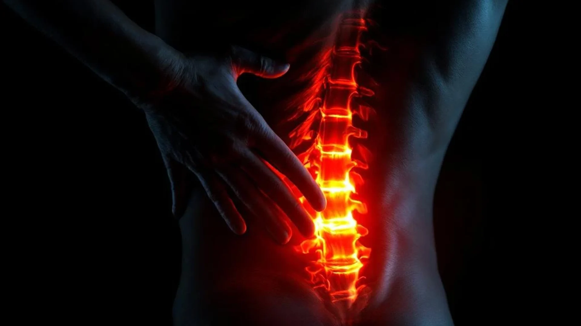 Persoon raakt onderrug aan met hand, verlicht in oranje licht tegen zwarte achtergrond, toont lumbale pijnzone


---

**Tokens Used**: 346
 - **Input**: 298
 - **Output**: 48

**Cost**: $0.00042
 - **Input Cost**: $0.000298
 - **Output Cost**: $0.000122