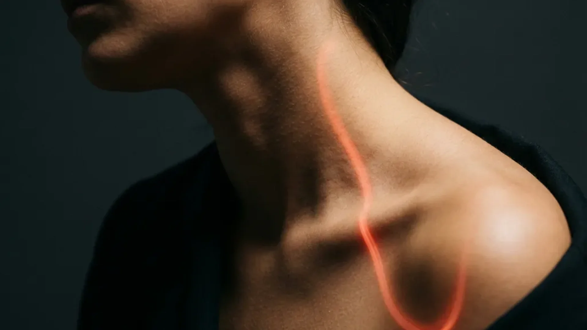 Persoon met gloeiende rood-oranje pijnvisualisatie die uitstraalt van de nekwervelkolom naar schouder en bovenarm