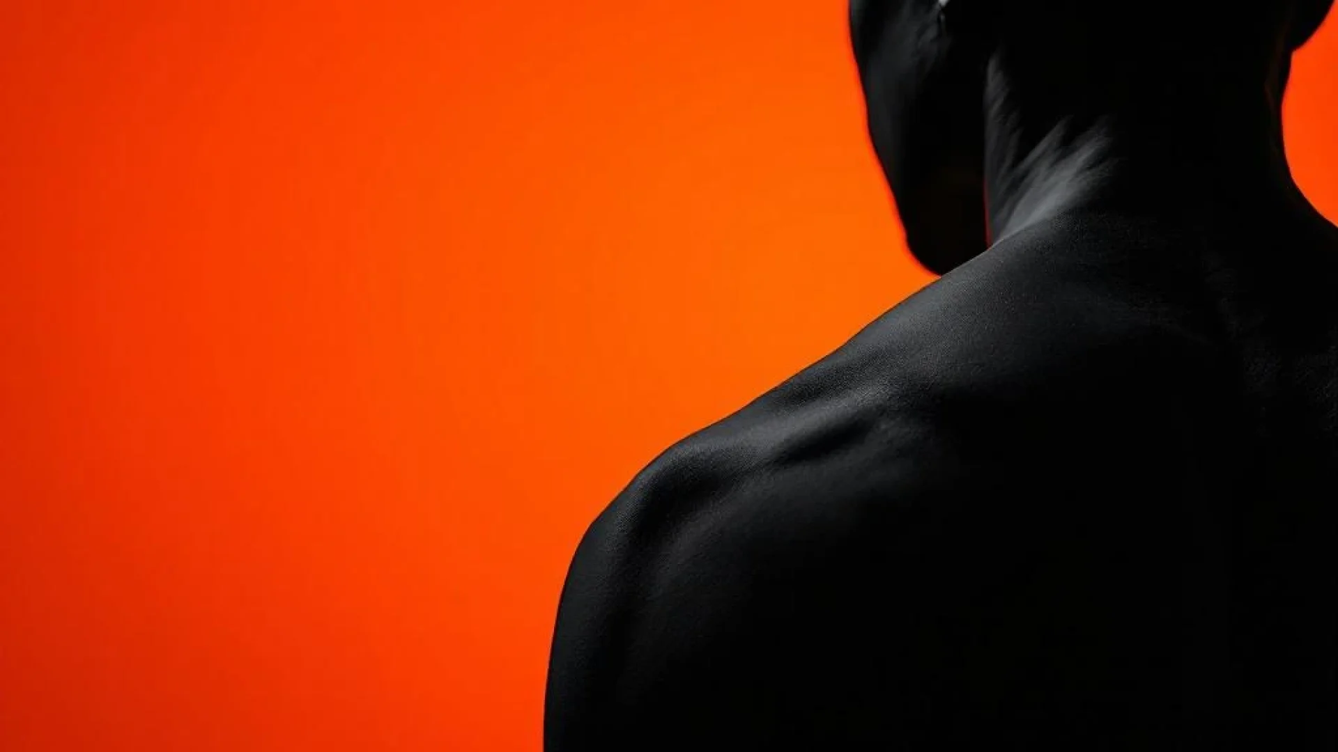 Persoon met slechte houding en ronde schouders in zwart silhouet tegen oranje achtergrond, dramatische belichting